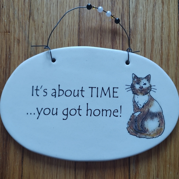 Vintage August Ceramic Cat Wall Plaque Sign Hanging Off White Beige USA Brown - Picture 1 of 15
